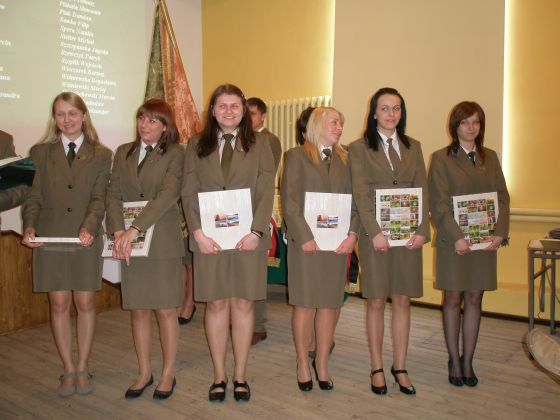 Absolwentki nagrodzone przez Nadleniczego Nadlenictwa Krucz Stanisawa Zalewskiego